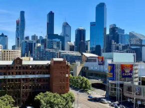 Amazing Views - 3 bedrooms, carpark, gym & pool